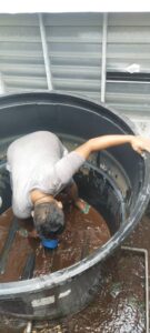 Proses membersihkan tangki air HDPE kediaman