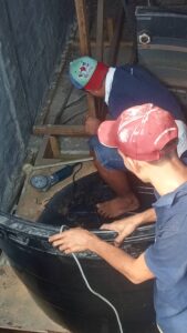 Proses mengeluarkan tangki air yang lama