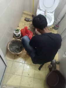 Proses pemasangan mangkuk tandas yang baru