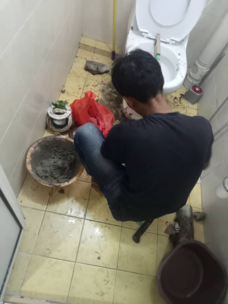 Proses pemasangan mangkuk tandas yang baru