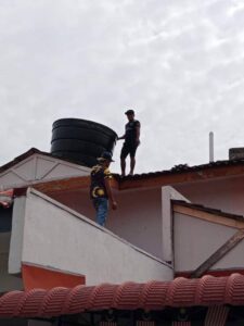 Proses pemasangan tangki air HDPE di atas bumbung kediaman