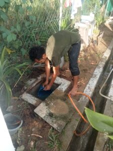 Proses membaiki saliran tangki septik yang tersumbat