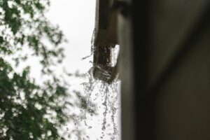 Read more about the article Atasi Masalah Saliran Air Hujan (Rain Gutter) Tersumbat
